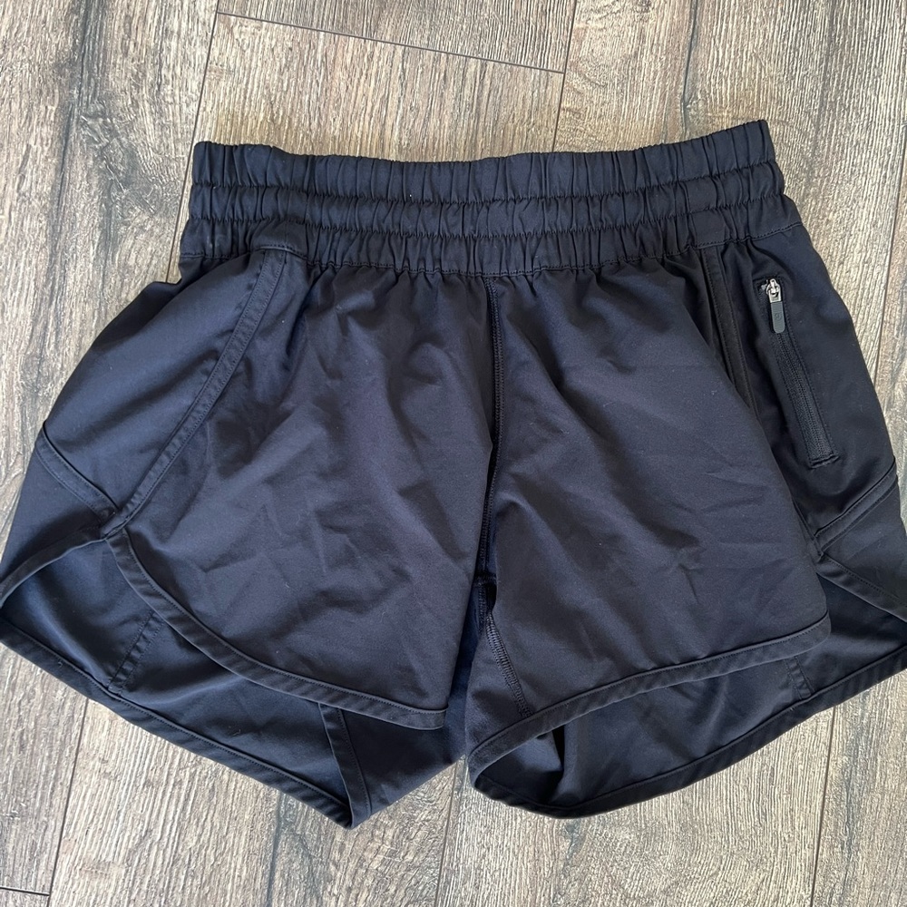 Lululemon black mid rise speed up shorts 4” size 6